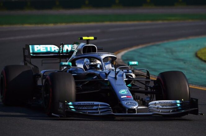 
					Pembalap Mercedes, Valtteri Bottas sukses meraih poin penuh di F1 Australia, Minggu (17/3/2019) usai mengalahkan rekan satu timnya, Lewis Hamilton