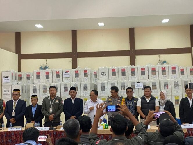 
					Personel Polres PPU Melakukan Pengamanan Rapat Pleno Hari Ke-2 di Seluruh Kantor Kecamatan Kabupaten PPU
