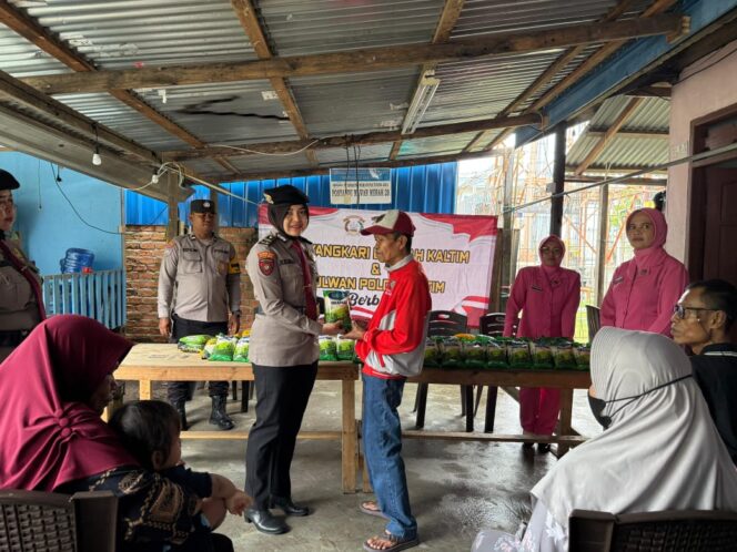 
					Polwan Ditpamobvit dan Bhayangkari Polda Kaltim Berbagi Kepedulian di Kelurahan Manggar