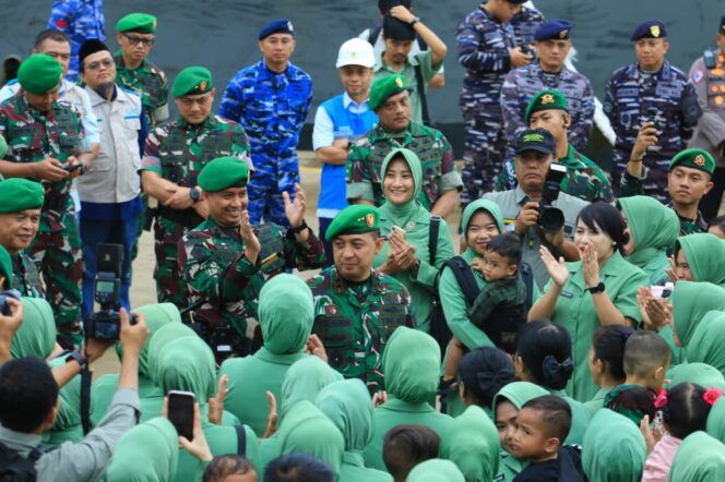 
					Pangdam VI/Mulawarman Lepas Satgas Yonzipur 17/Ananta Dharma Bantu Percepatan Pemulihan Bencana di Aceh