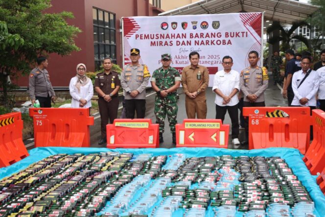
					Polres Kukar Rilis Akhir Tahun 2025, Musnahkan Sabu, Ekstasi, Obat Keras dan 1.820 Botol Miras