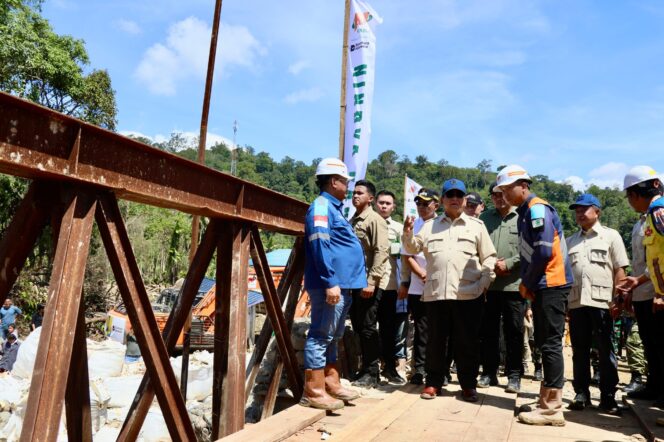 
					Mendagri Tito Dampingi Presiden Tinjau Progres Pembangunan Infrastruktur di Tapanuli Selatan