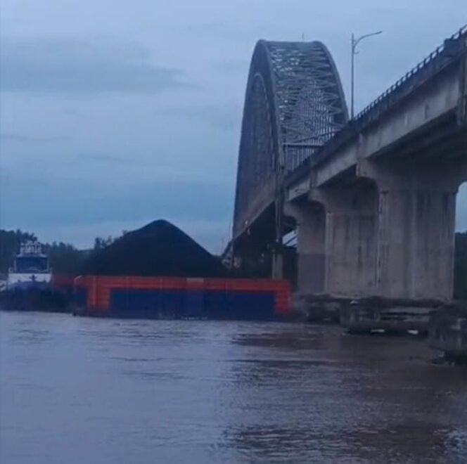 
					Jembatan Mahakam Ulu Kembali Ditabrak Tongkang Batu Bara, Warga dan DPRD Kaltim Bereaksi