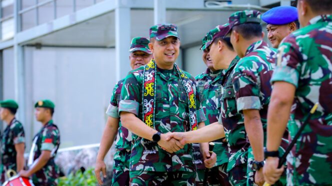 
					Pangdam VI/Mlw Lakukan Kunjungan Kerja ke Yonif TP 826/Benua Taka Bekerai