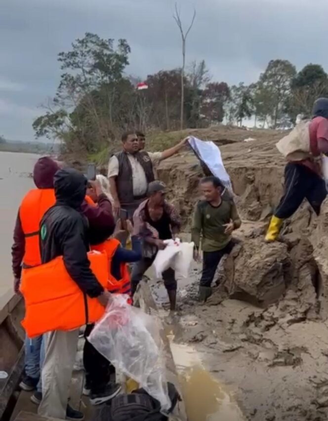
					Tempuh 2 Jam Perjalanan Jalur Sungai, Hakim PN Bekasi Salurkan Bantuan ke Aceh