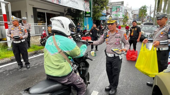 
					Satlantas Polresta Balikpapan dan HDCI Gelar Jumat Berkah dengan Membagikan 400 Nasi Kotak