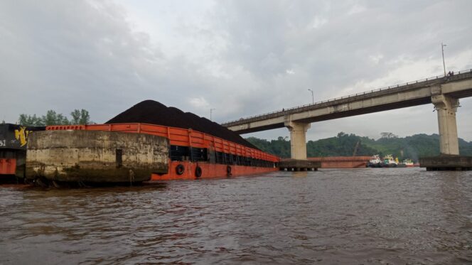 
					Jembatan Mahulu Ditabrak Lagi, Negara Absen Mengawasi Tongkang Batu Bara?
