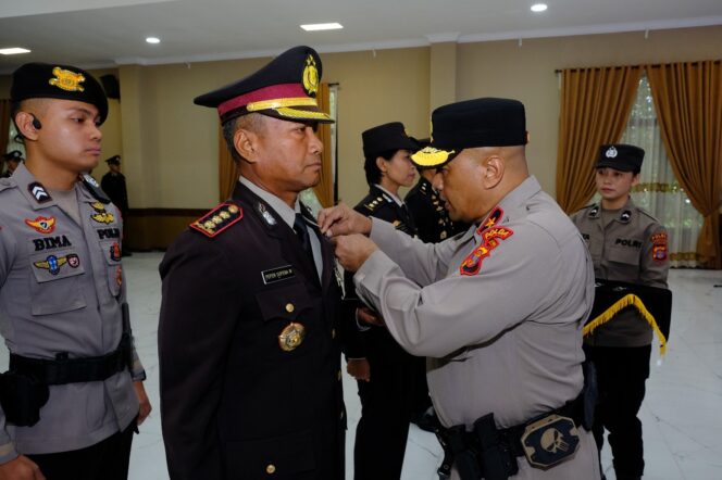 
					445 Personel Polda Kaltim Terima Tanda Kehormatan Satyalencana Pengabdian