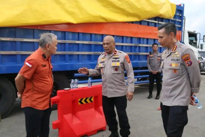 
					Wakapolda Kaltim Tinjau Langsung Insiden Kapal Feri Miring di Pelabuhan Semayang, Personel Gabungan Gerak Cepat Lakukan Evakuasi Korban