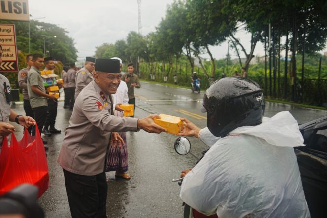 
					Berkah Ramadhan, Wakapolda Kaltim Bersama Karo SDM Bagikan 150 Takjil Untuk Pengguna Jalan