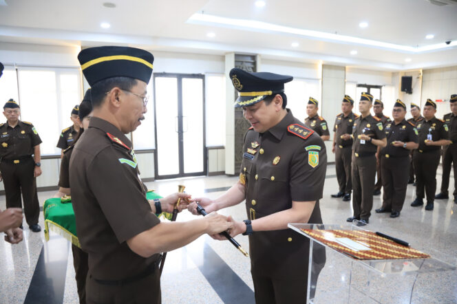 
					KEPALA KEJAKSAAN TINGGI KALIMANTAN TIMUR MELAKUKAN PELANTIKAN, DAN PENGAMBILAN SUMPAH JABATAN, PEJABAT ESELON III DILINGKUNGAN KEJATI KALTIM