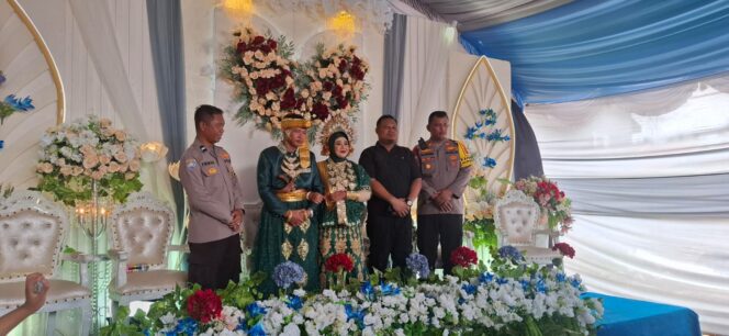 
					Polri Semakin Dekat dengan Masyarakat, Kapolsek Balikpapan Timur Hadiri Pernikahan Warga