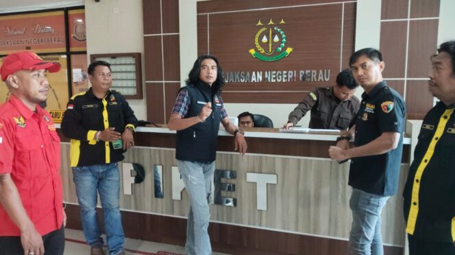 
					ALIANSI 7 ORMAS BERAU GELAR AKSI, TUNTAS PENGGUNAAN MATERIAL BERIZIN DAN TINDAK LANJUT GALIAN C ILEGAL