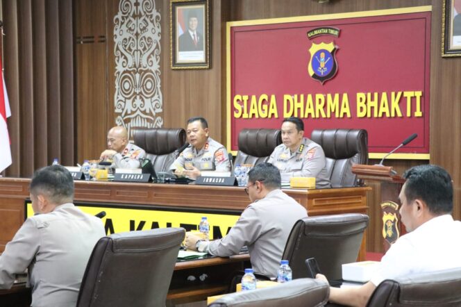 
					Kapolda Kaltim Pimpin Rapat Anev Sitkamtibmas dan Kesiapan May Day, Tekankan Stabilitas dan Ketahanan Pangan